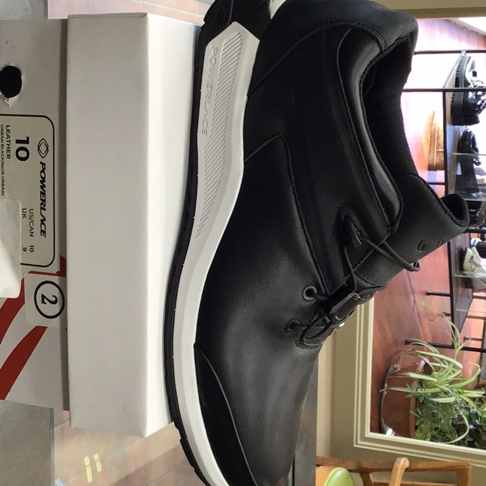 Mens Powerade black leather.